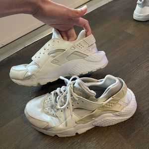 White Nike Hauraches
